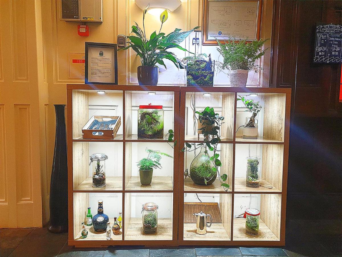The Red Lion Hotel Cromer Exterior foto A selection of closed terrarium systems