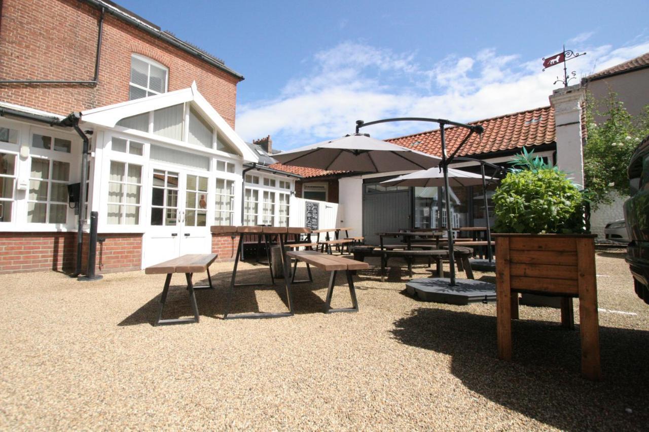 The Red Lion Hotel Cromer Exterior foto The courtyard at The Old Mill
