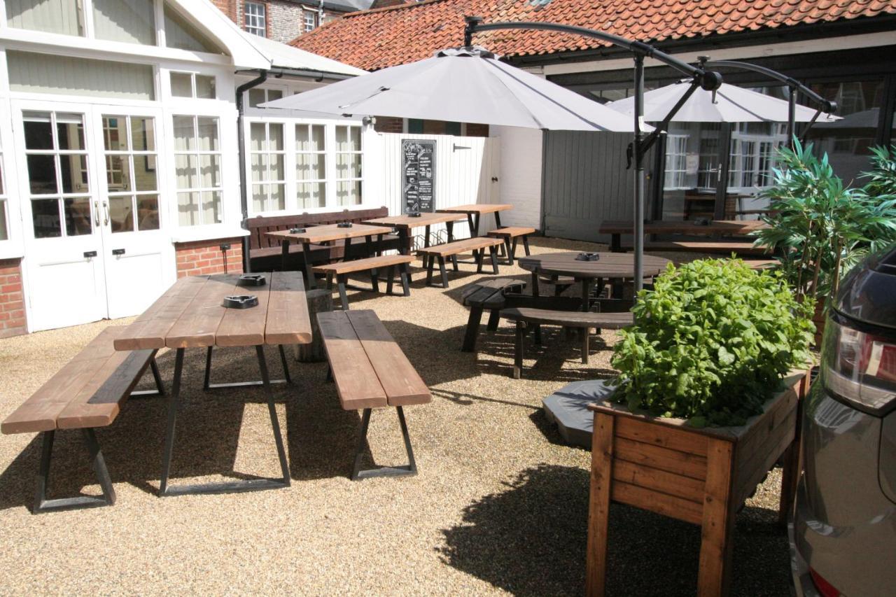 The Red Lion Hotel Cromer Exterior foto The courtyard at The Old Mill