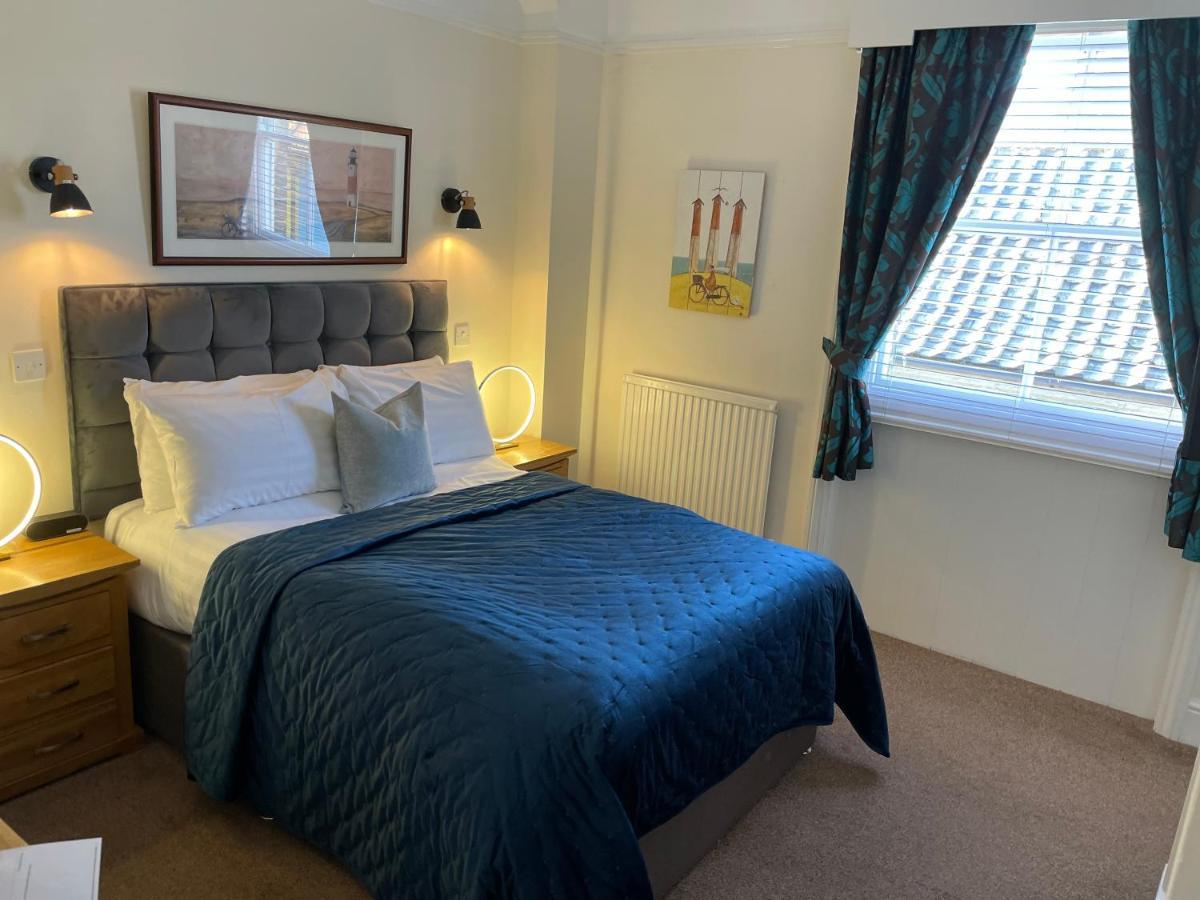 The Red Lion Hotel Cromer Exterior foto A bedroom at the hotel