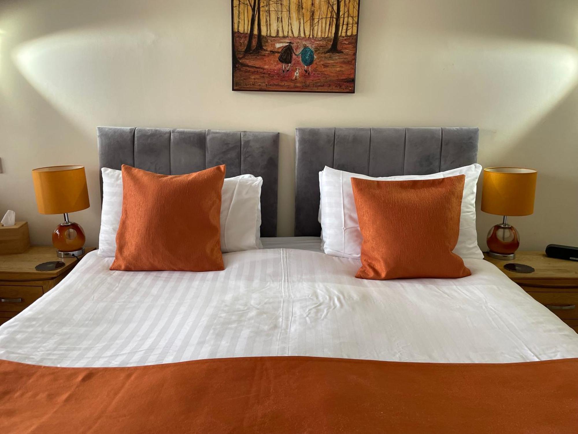 The Red Lion Hotel Cromer Exterior foto A bed with a duvet