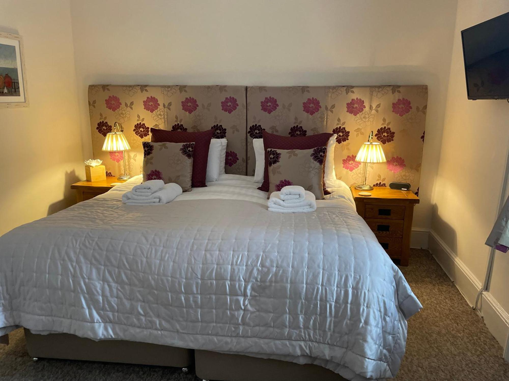 The Red Lion Hotel Cromer Exterior foto A bedroom at the hotel
