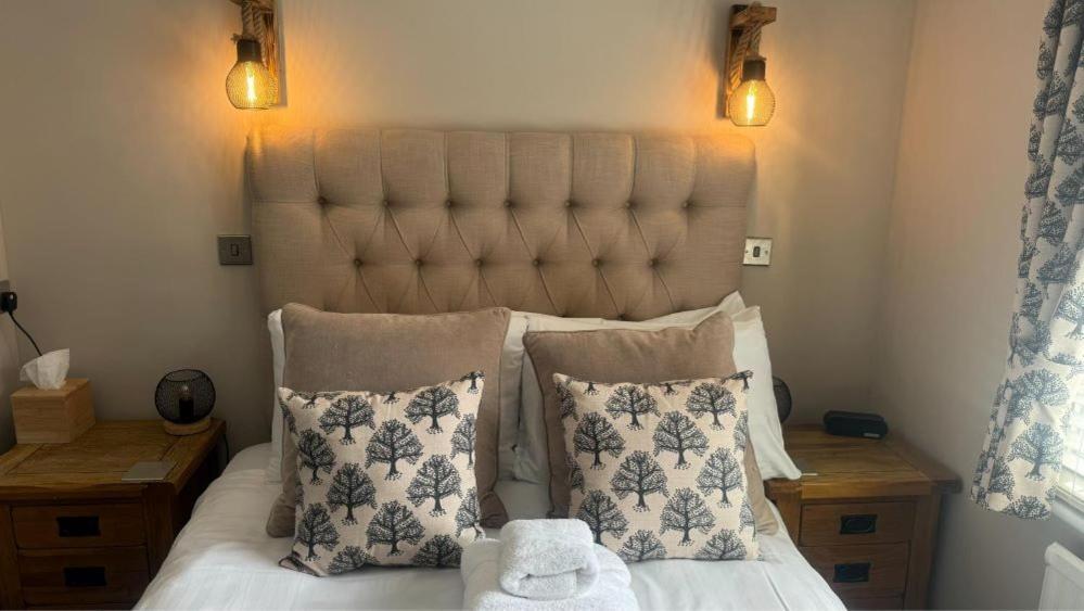 The Red Lion Hotel Cromer Exterior foto A bed with a headboard