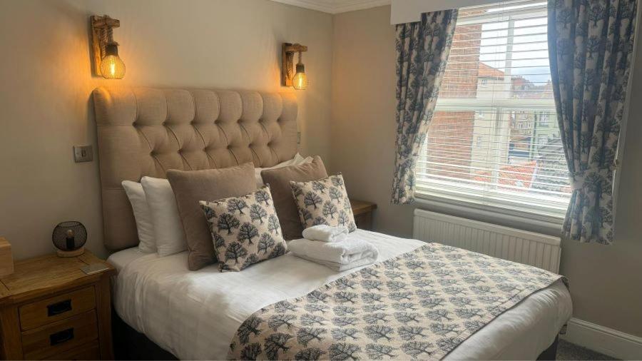 The Red Lion Hotel Cromer Exterior foto A bedroom at the hotel