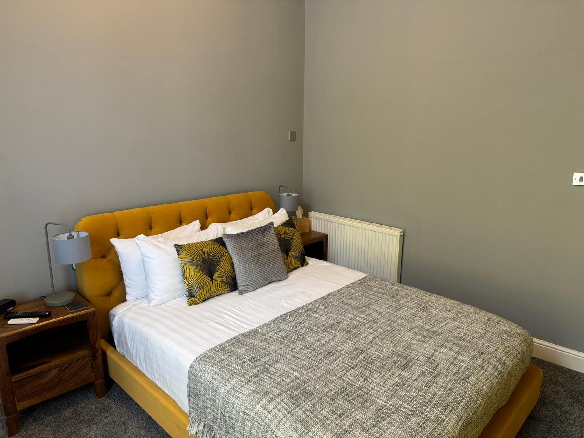 The Red Lion Hotel Cromer Exterior foto A bedroom at the hotel