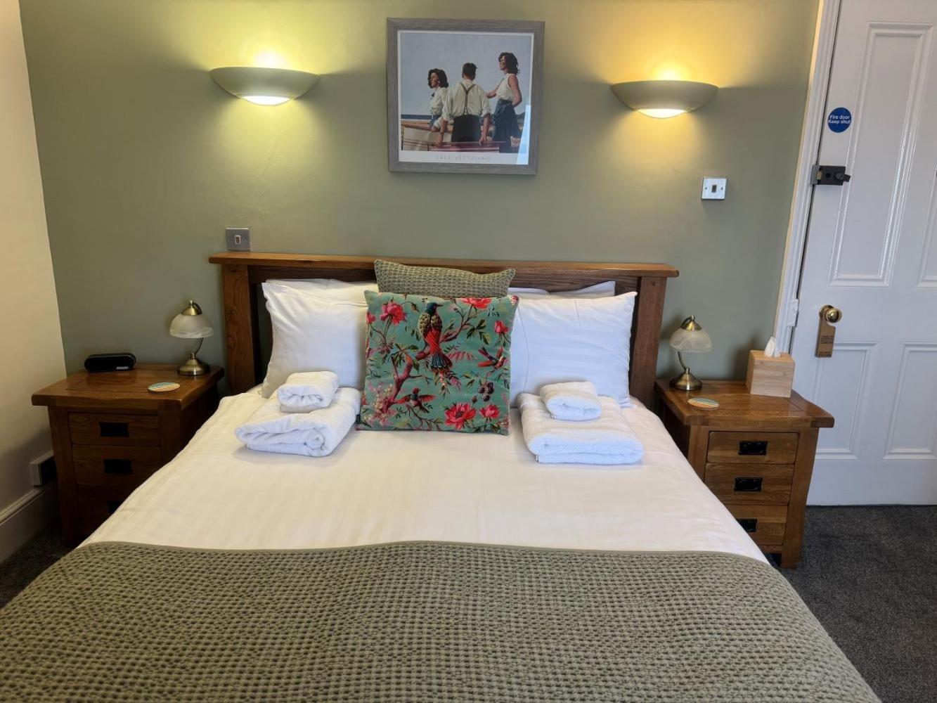 The Red Lion Hotel Cromer Exterior foto A bedroom at the hotel
