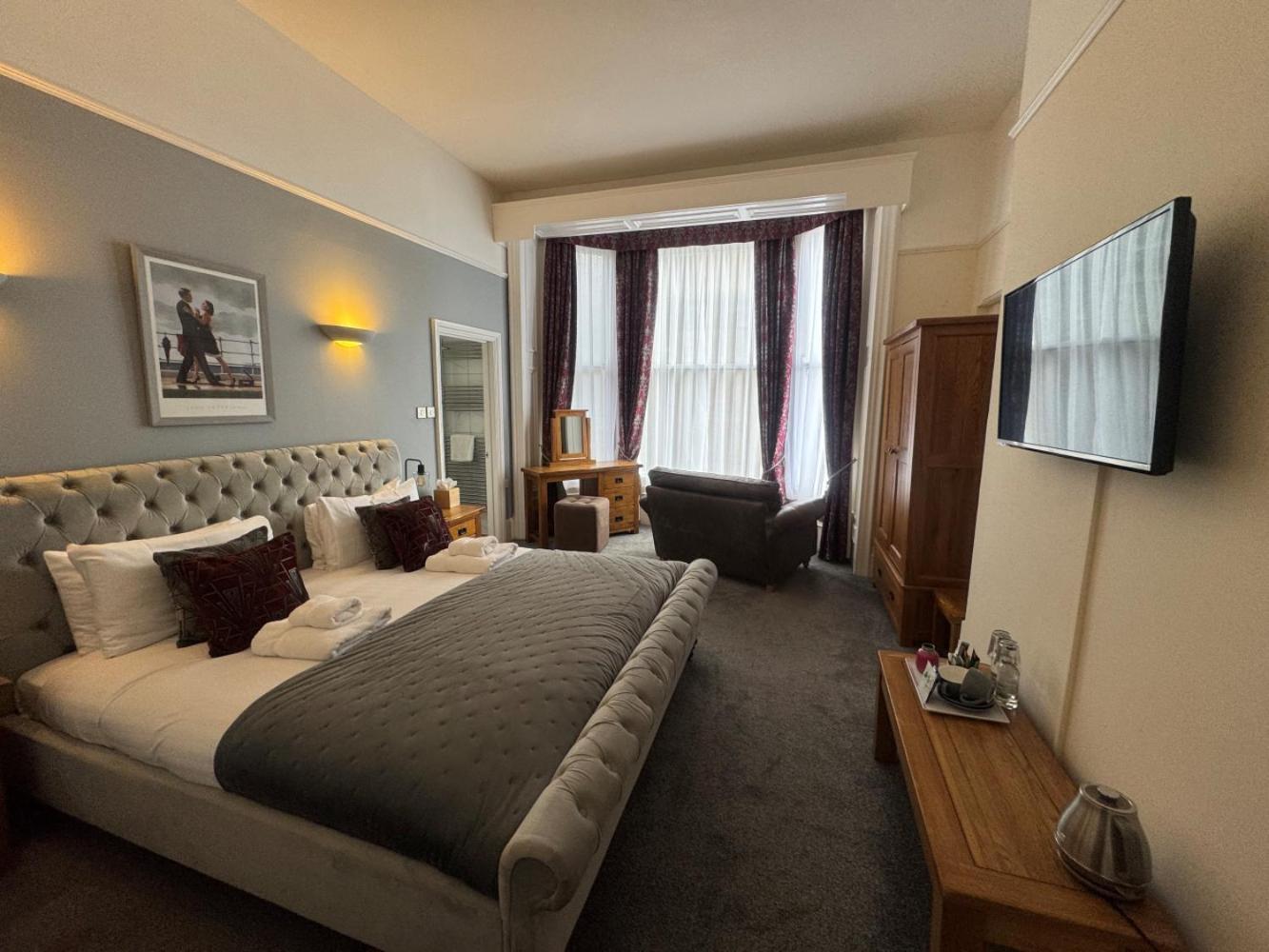 The Red Lion Hotel Cromer Exterior foto A bedroom at the hotel