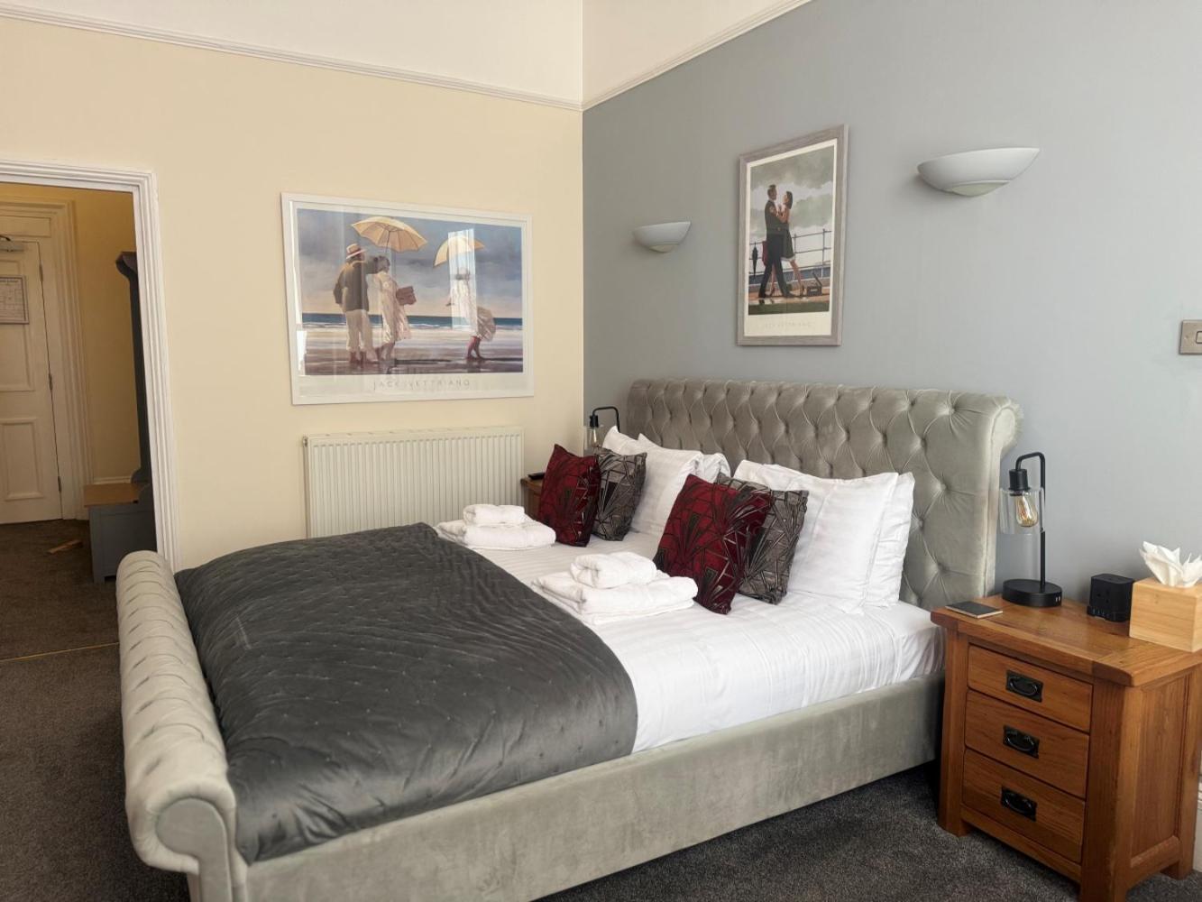 The Red Lion Hotel Cromer Exterior foto A bedroom at the hotel