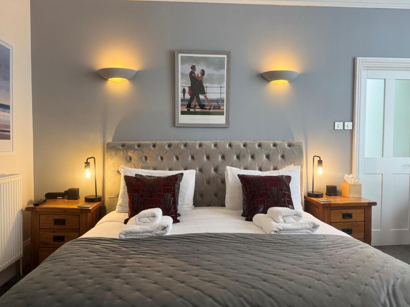 The Red Lion Hotel Cromer Exterior foto A bedroom at the hotel