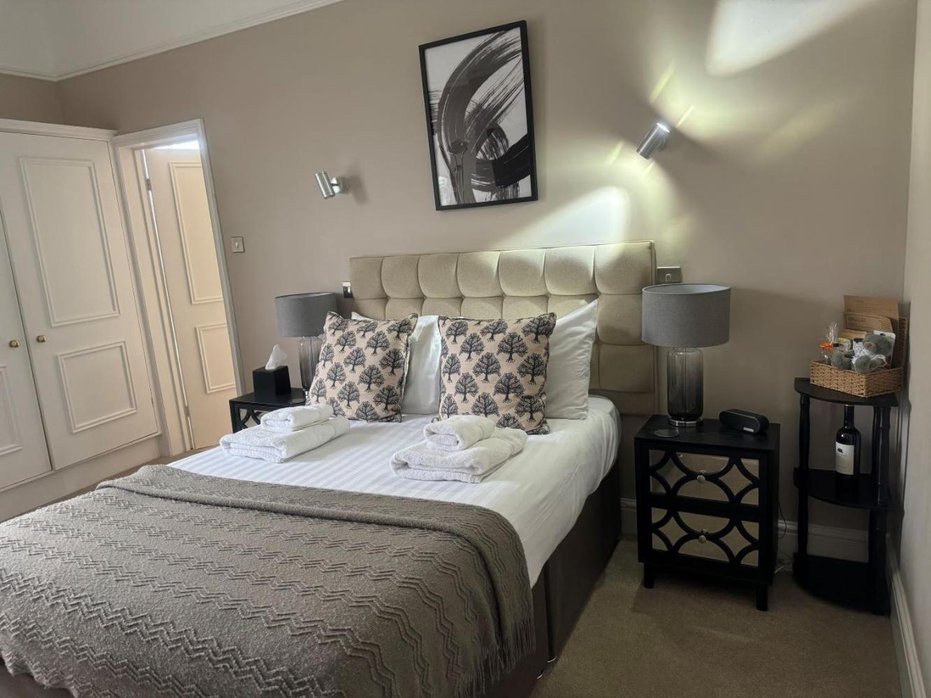 The Red Lion Hotel Cromer Exterior foto A bedroom at the hotel