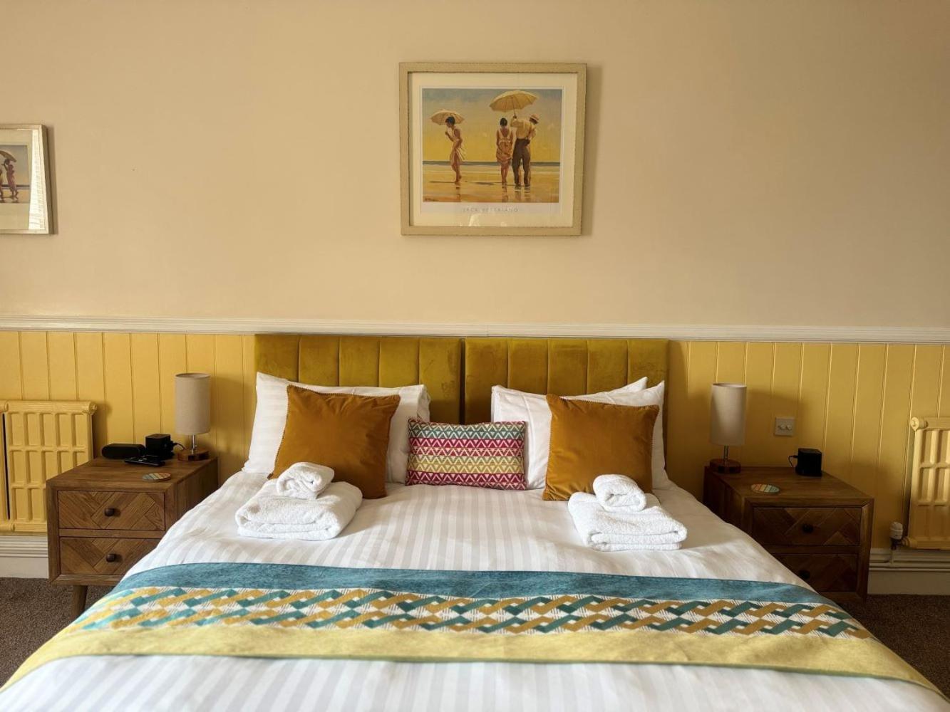 The Red Lion Hotel Cromer Exterior foto A bedroom at the hotel
