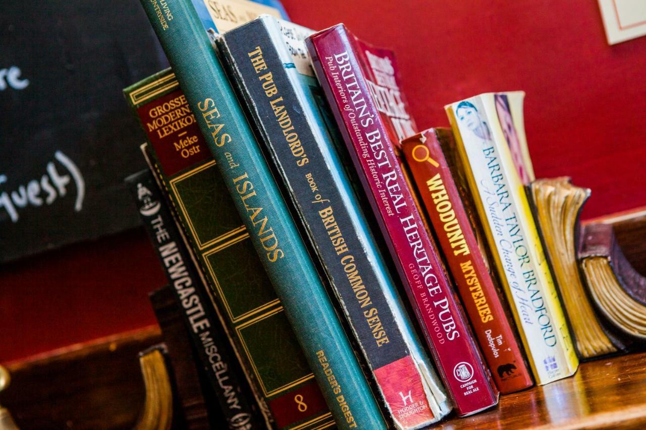 The Red Lion Hotel Cromer Exterior foto Books on the shelf at the New World Encyclopedia Store