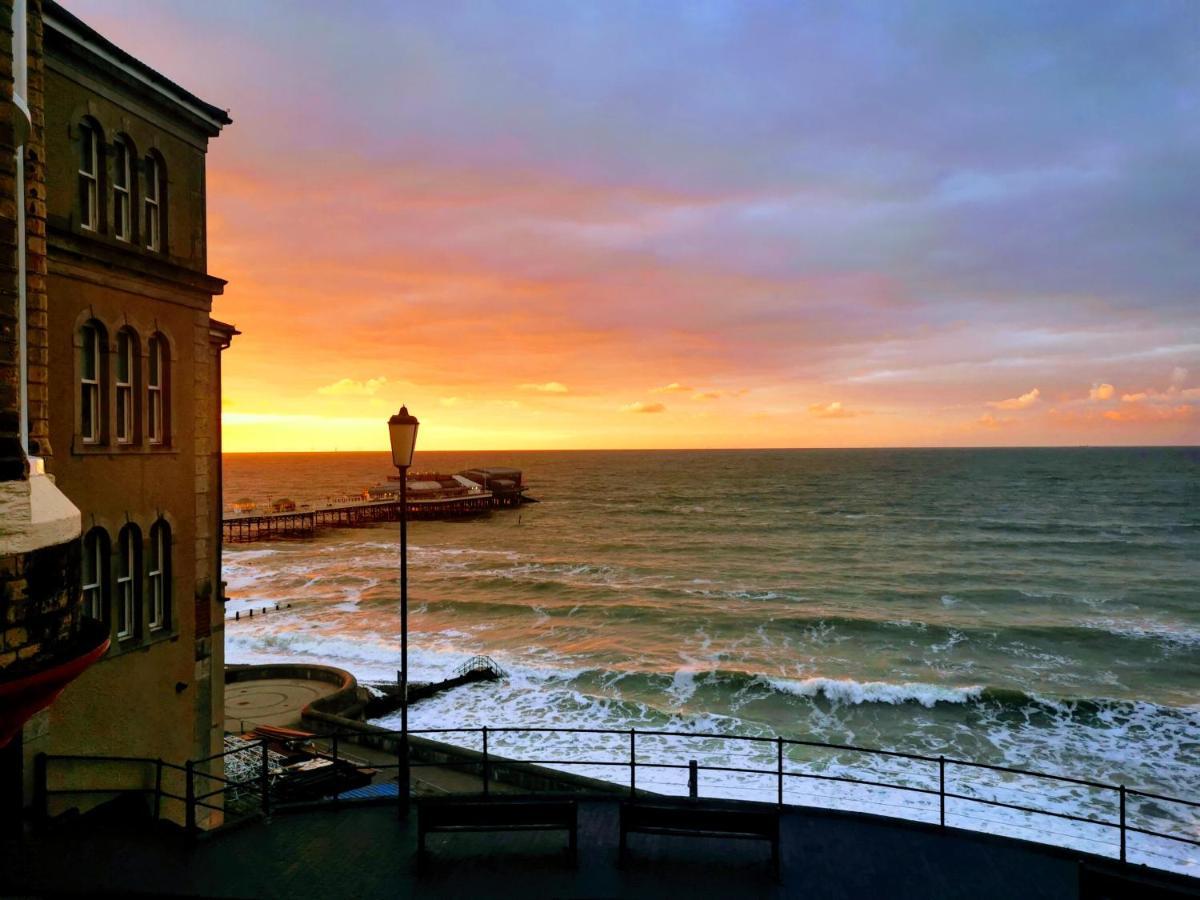 The Red Lion Hotel Cromer Exterior foto Sunset at the harbour